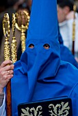 Nahaufnahme eines Mannes mit Kapuzenmaske auf dem Osterfest Semana Santa, Cádiz, Andalusien, Spanien