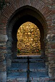 Gewölbter Durchgang der Alcazaba, Málaga, Andalusien, Spanien