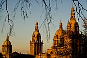 Blick auf den Palau Nacional De Catalunya in der Abenddämmerung, Barcelona, Spanien