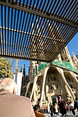 Touristen beim Betreten der Sagrada Familia, Barcelona, Spanien