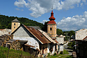 Traditionelle Dorfhütten und Kirche, Slowakei