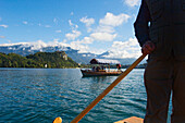 Mann steuert Pletna-Boot, Bleder See, Gorenjska Region, Slowenien