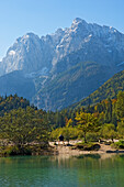 Prisojnik (Prisank) und Razor Berge mit Jasna See im Vordergrund, Slowenien