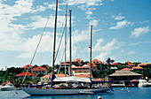 Yacht im Hafen, Gustavia, St. Barts, Französisch-Westindien. Boote und Hafen.