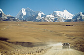 Fahrzeug auf unbefestigter Straße durch den Himalaya, Tibet