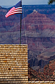 Südrand des Grand-Canyon-Nationalparks mit US-Flagge, Arizona,USA