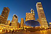 Cloud Gate (The Bean) Skulptur vor Wolkenkratzern bei Nacht, Chicago, Illinois, USA