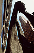 Dinoceras-Skulptur und General Electric Gebäude in Midtown Manhattan, New York City, New York, USA