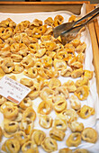 Ricotta-Tortellini zum Verkauf in einem Delikatessengeschäft