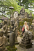 Tourist, der Statuen zum Verkauf betrachtet