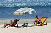 Touristen am Strand von Kuta