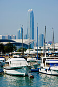 Yachten in der Causeway Bay mit Ifc-Turm