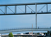 Person beim Überqueren der Brücke, Fluss Spree