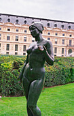 Statue eines Dienstmädchens im Tuilerien-Garten