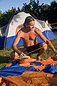 Mann beim Aufbauen eines Zeltes am Jetty Park