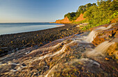 Ebbe und Sandsteinklippen, Cape Blomidon Provincial Park im Minas Basin, Bay Of Fundy; Nova Scotia, Kanada