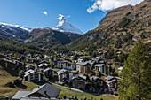 Blick auf Zermatt, Schweiz von der Gornergratbahn, Matterhorn in der Mitte des Bildes; Zermatt, Wallis, Schweiz