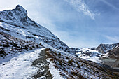 Ein Trail mit Blick auf das Matterhorn, in der Nähe von Zermatt; Wallis, Schweiz