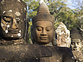 Buddhistische Statuen, Südtor, Angkor Thom; Krong Siem Reap, Provinz Siem Reap, Kambodscha.