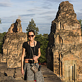 Eine Frau posiert für die Kamera am Pre Roup-Tempel; Krong Siem Reap, Provinz Siem Reap, Kambodscha.