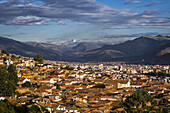 Cusco Peru mit dem Berg Oongate in der Ferne; Cusco, Region Cusco, Peru