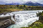 Großer Wasserfall (Salto Grande) im Nationalpark Torres Del Paine im chilenischen Patagonien; Torres Del Paine, Magallanes, Chile.