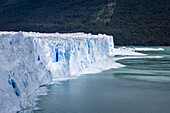 Perito-Moreno-Gletscher im Los-Glaciares-Nationalpark im argentinischen Patagonien, in der Nähe von El Calafate; El Calafate, Provinz Santa Cruz, Argentinien.