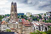Die gotische Kathedrale der malerischen historischen Stadt Freiburg, im französischsprachigen Teil der Schweiz; Freiburg, Schweiz