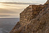 Eine Felswand entlang einer Klippe mit Blick auf die judäische Wüste; Süddistrikt, Israel.