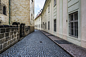 Schmale Kopfsteinpflasterstraße zwischen Gebäuden; Prag, Tschechien