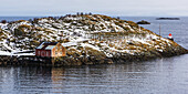 Ein Gebäude am Wasser mit Blick auf das Meer und den Horizont; Lofoten-Inseln, Nordland, Norwegen