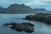 Die Strandir-Küste in der Abenddämmerung; Westfjorde, Island