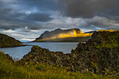 Ein kleiner Regenbogen wird entlang der Strandir-Küste gesehen; Westfjorde, Island