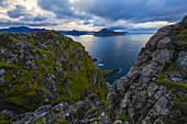 Der Blick von der Spitze einer Klippe entlang der Strandir-Küste; Westfjorde, Island