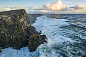 Große Wellen brechen gegen die Klippen und die Küste entlang des südwestlichen Bereichs der Halbinsel Reykjanes; Island