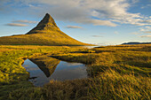 Sonnenaufgang über dem Kirkjufell, Snaefellsness-Halbinsel; Island