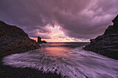 Sonnenuntergang über dem Strand Djupalonsandur an der Westspitze der Halbinsel Snaefellsness; Island