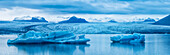 Große Eisberge in Jokulsarlon, einer Gletscherlagune entlang der isländischen Südküste; Island