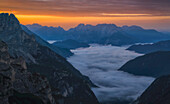 Sonnenaufgang über dem Naturpark Tre Cime in den italienischen Dolomiten; Italien