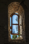 Nahansicht eines Glasfensters in der antiken Mauer des Klosters Ikalto; Region Kachetien, Georgien.