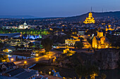 Tiflis bei Nacht, die Hauptstadt und größte Stadt Georgiens mit Sameba (Kathedrale der Heiligen Dreifaltigkeit von Tiflis); Tiflis, Georgien