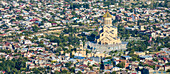 Tiflis, die Hauptstadt und größte Stadt Georgiens, mit Sameba (Kathedrale der Heiligen Dreifaltigkeit von Tiflis); Tiflis, Georgien.