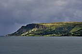 Grüne Klippen entlang der Atlantikküste; Irland