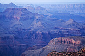 Blick vom Grandview Overlook in die geologischen Formationen des Canyons im Grand Canyon National Park, South Rim bei Tusayan, Arizona im Hochsommer; Arizona, Vereinigte Staaten von Amerika