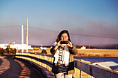 Eine Frau steht und macht ein Foto mit ihrer Smart Phone Kamera; Prince Edward Island, Kanada