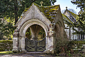 Tor zur mittelalterlichen Pfarrkirche von St. Mungo's Simonburn im ländlichen Northumberland, mit Spuren einer anglikanischen Kirche aus dem 9. Jahrhundert, aber das heutige Gebäude stammt hauptsächlich aus dem 13.