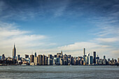 Skyline von Manhattan von Brooklyn aus gesehen; Brooklyn, New York, Vereinigte Staaten von Amerika