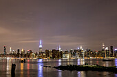 Skyline von Manhattan bei Nacht, gesehen von Williamsburg; Brooklyn, New York, Vereinigte Staaten von Amerika