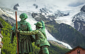 Die Statue von Saussure und Balmat; Chamonix-Mont Blanc, Rhone-Alpes, Frankreich.