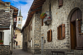 Eine historische Kirche entlang der alten Kopfsteinpflasterstraßen von Dolonne, in der Nähe von Courmayeur; Aosta-Tal, Italien